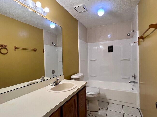 Building Photo - Spacious 3 bedroom 2 bath 2 car garage hom...