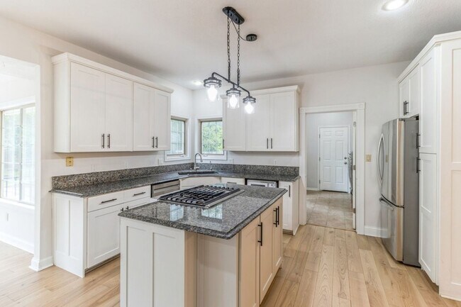 Building Photo - GREAT LOCATION IN COUNTRY CLUB!! 4 Bedroom, 3.5 Bathroom Home in Clive