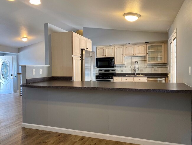Building Photo - Spacious Tri-Level Home Featuring 4BD/2.5B...