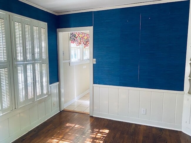 Building Photo - Modern Upstairs Unit in the Highly Desirab...