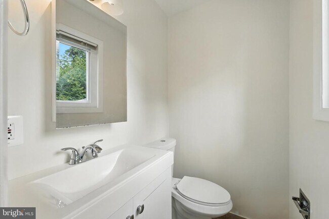 Building Photo - 5011 Roslyn Rd