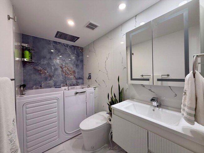 Building Photo - 3505 S Ocean Dr