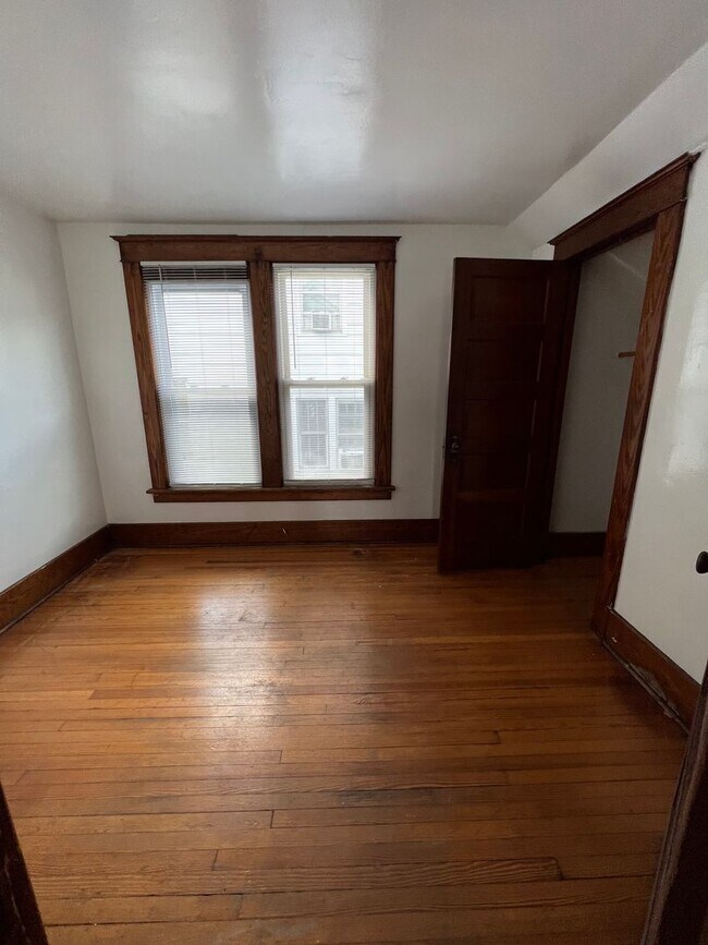 Building Photo - 3 Bed 1 Bath Single Family House 13 Essex St.