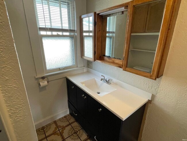 Building Photo - 410 E Hillside Dr