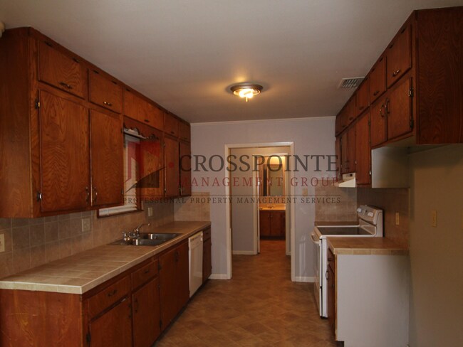 Building Photo - Beautiful 3 bedroom 2 bath home in Flint! Lease Take Over!