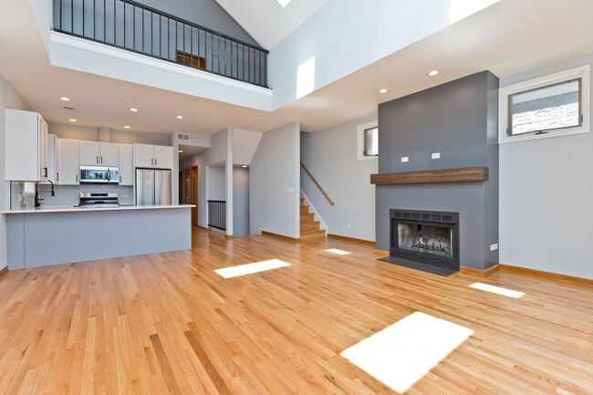 Building Photo - 2338 N Greenview Ave