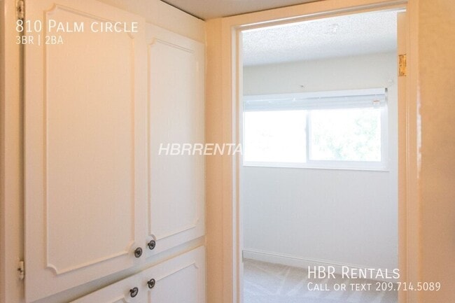 Building Photo - 810 Palm Cir