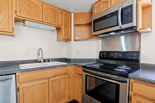 Building Photo - 1600 Sumac Dr