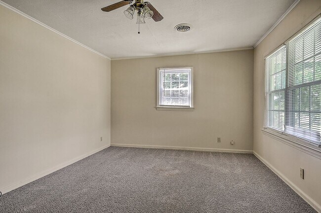Building Photo - 2207 Buckingham Rd