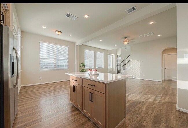 Building Photo - 8700 Laurel Crest Dr