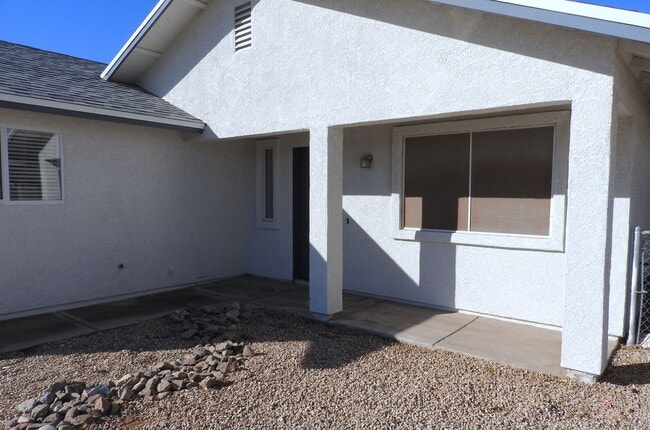 Building Photo - Inviting 3+2 split Floor plan!