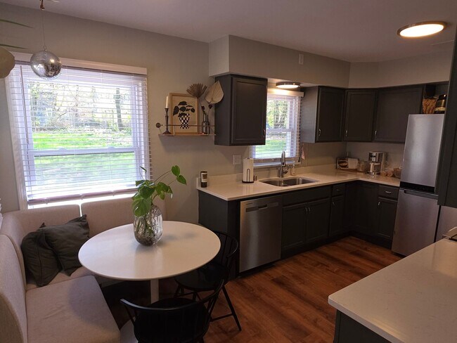 Building Photo - Updated Tosa 2 bedroom townhouse