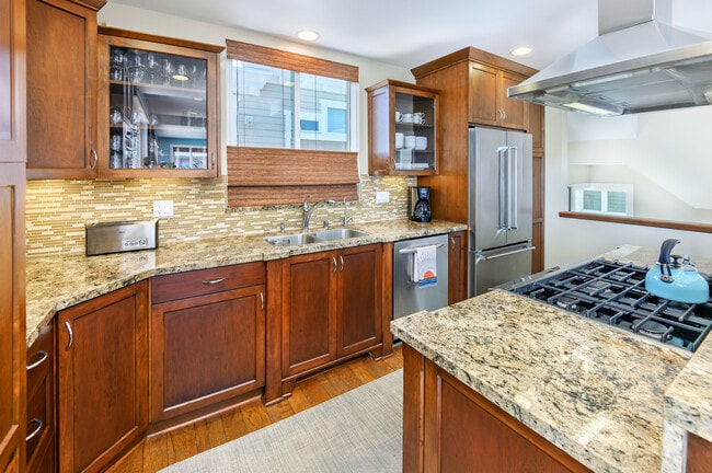 Building Photo - 731 21st St