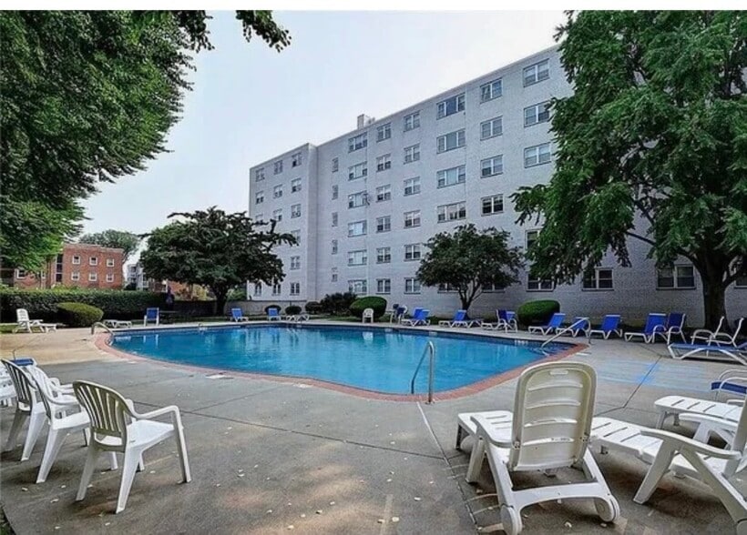 Pool - 887 Farmington Ave