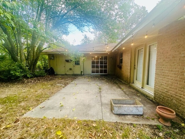 Building Photo - 623 College Hill Dr