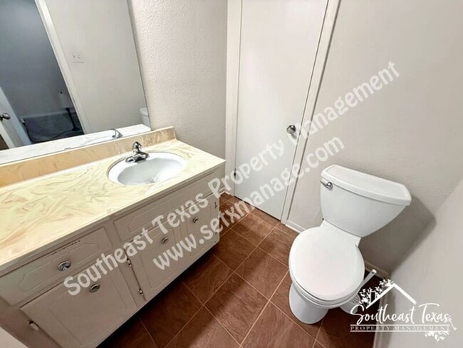 Building Photo - 6630 Lexington Dr