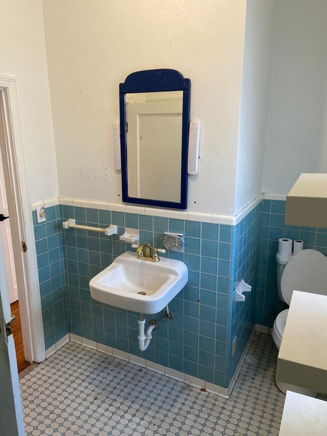 Building Photo - North Hyde Park Three Bedroom Bungalow in Plant High School District