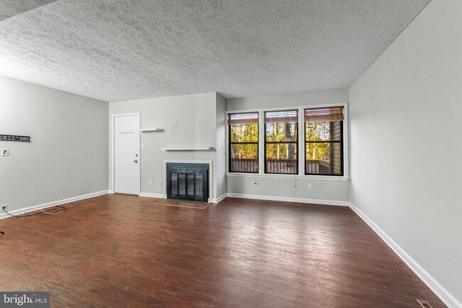 Building Photo - Red Oak