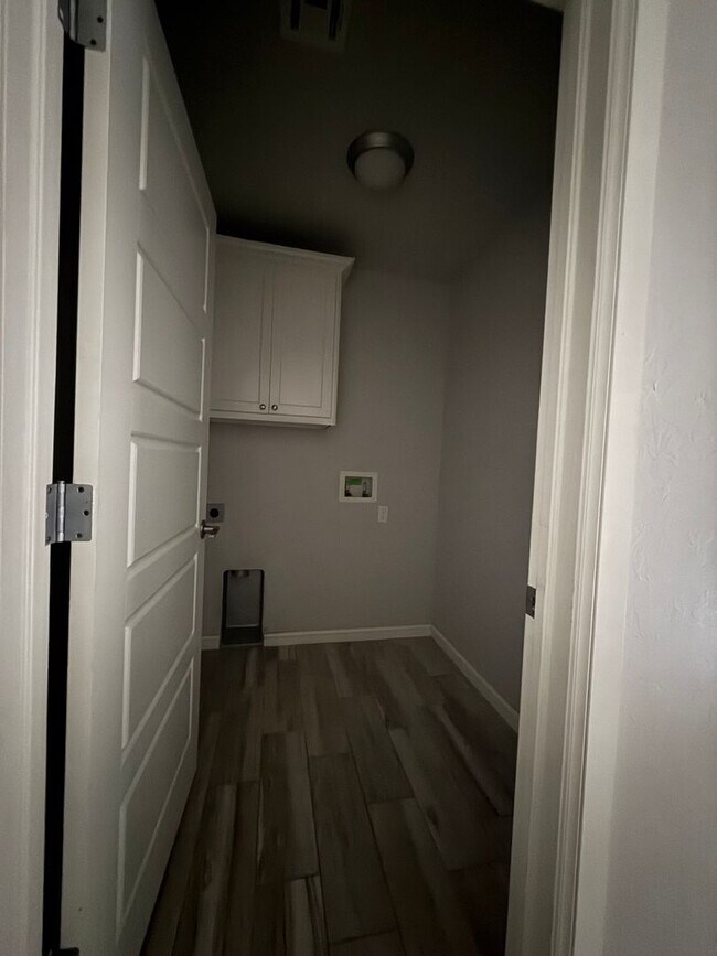 Building Photo - Amazing 3 bed 2 bath duplex near NW 122nd St