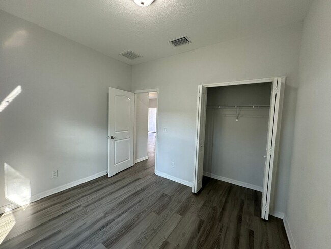 Building Photo - Newer Single Family Home 3-2-2 Seminole