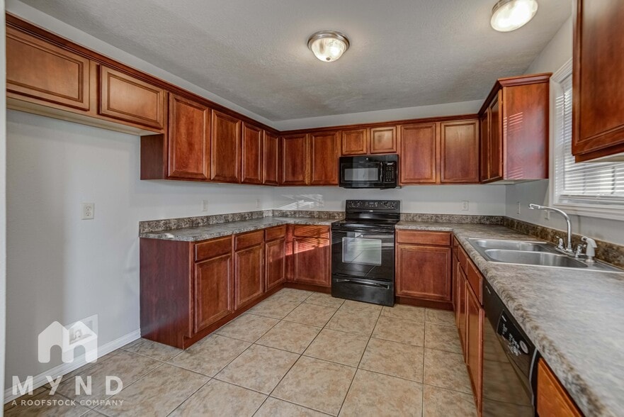 Building Photo - 120 N Peach Brook