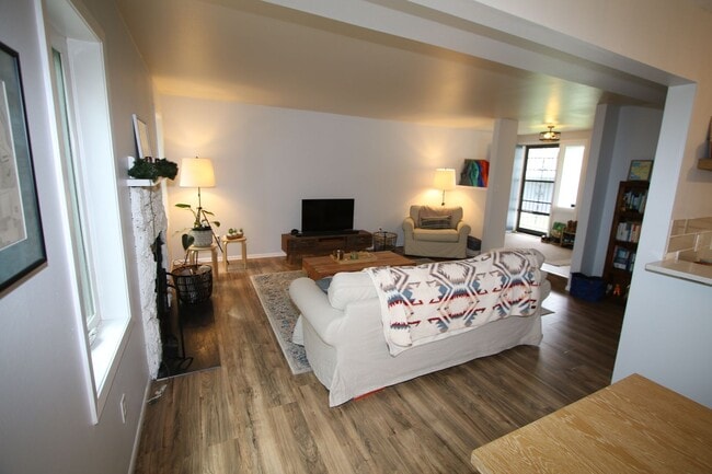 Building Photo - 3 Bedroom Townhouse!