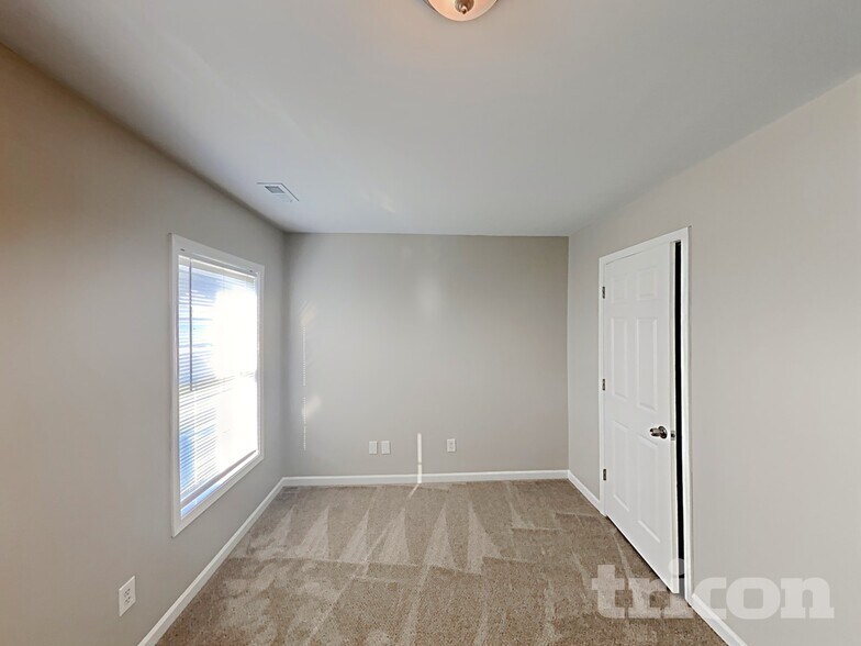 Building Photo - 1324 Pondhaven Dr