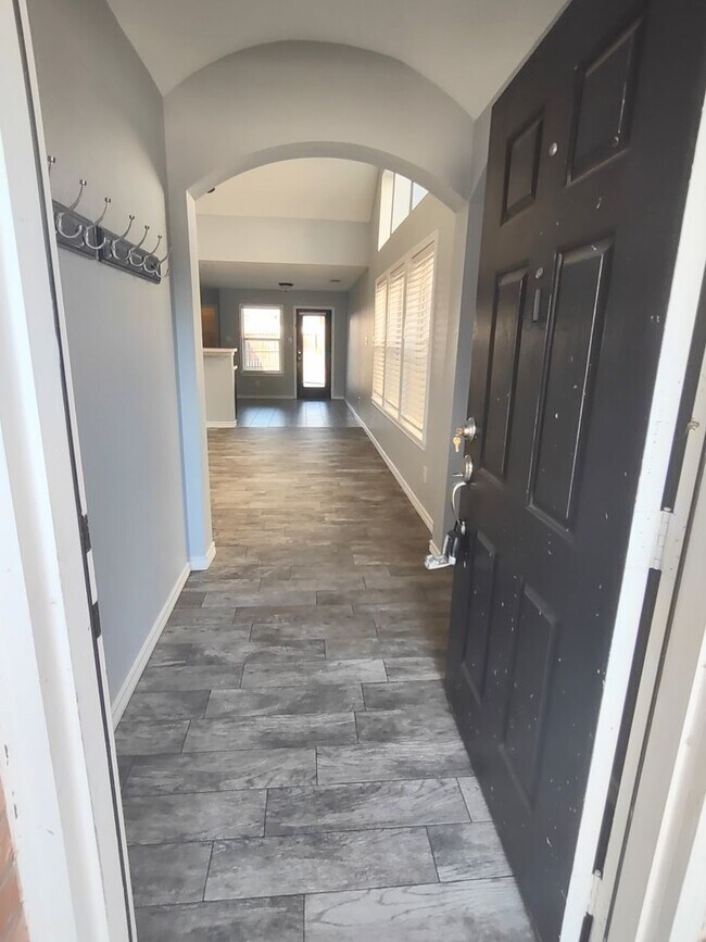 Building Photo - Beautiful home in nice neighborhood