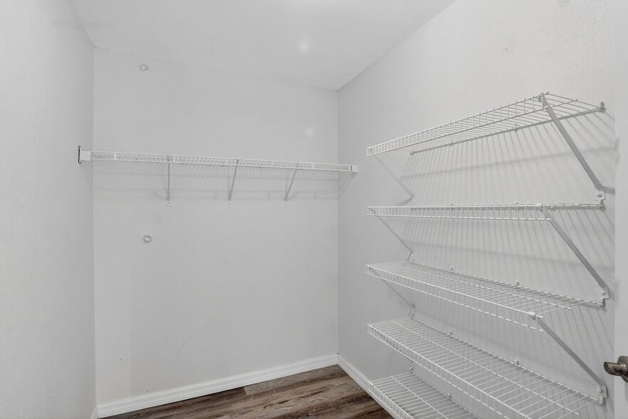 Building Photo - 250 Lakebreeze Cir