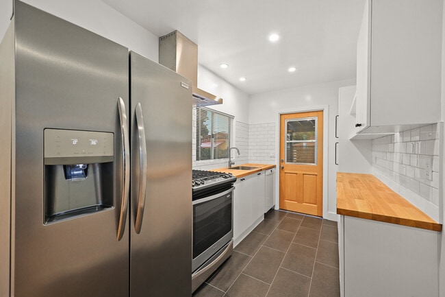 Building Photo - 3448 Casitas Ave