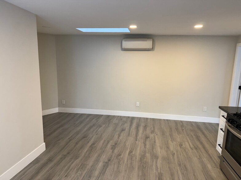 Livingroom - 5167 Edgeware Rd