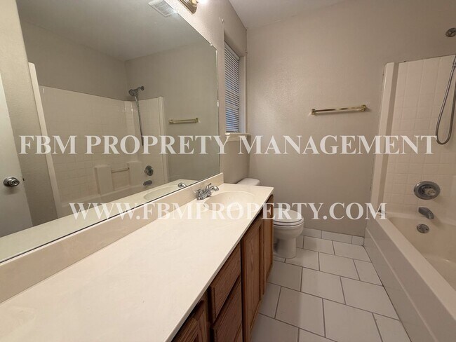 Building Photo - 3008 View Ln