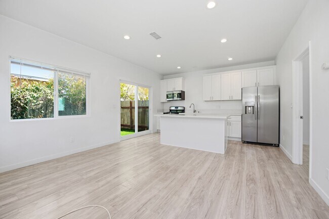 Building Photo - 6330 Mesita Dr