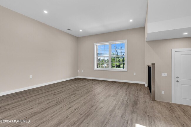 Building Photo - 333 1st St