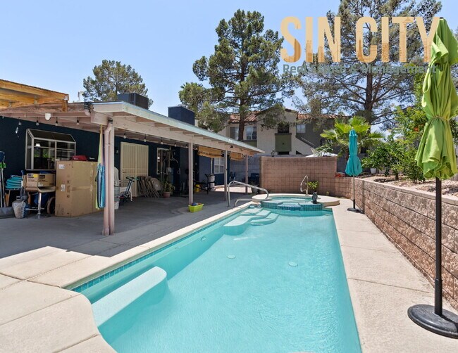 Building Photo - 1800 N Torrey Pines Dr
