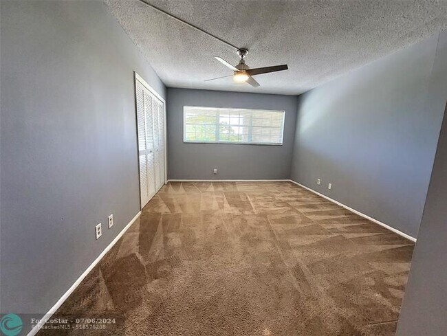 Building Photo - 3090 N Course Dr