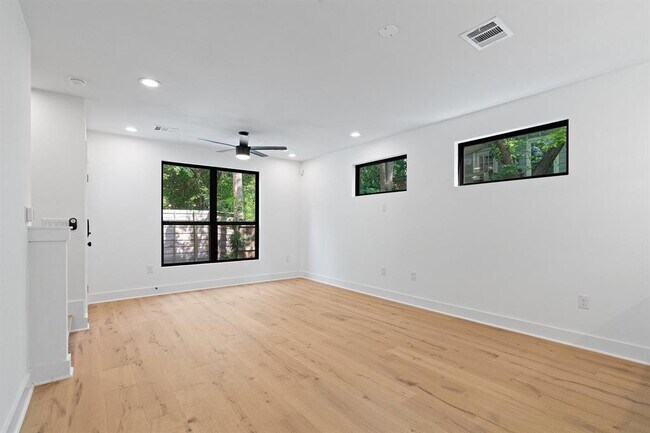 Building Photo - 2102 Eva St