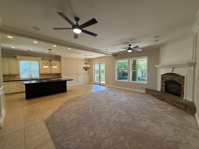 Building Photo - Stunning Seven Oaks Home!