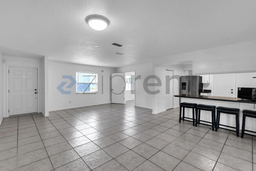 Building Photo - Unit