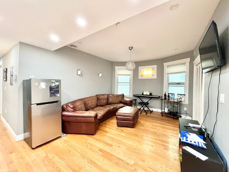 Primary Photo - 146 Hillside St