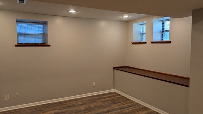 Building Photo - 429 E 45th Pl