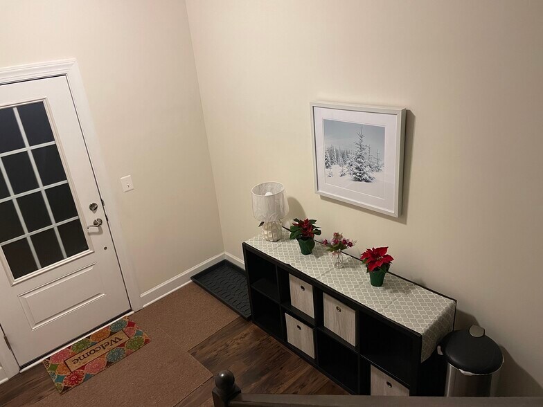 Ground Level Foyer - 6002 Camerons Ferry Dr