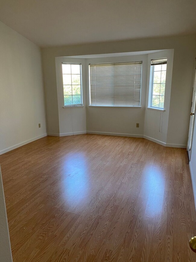 Building Photo - 2 bed 2 bath Condo in Park Almaden available now!