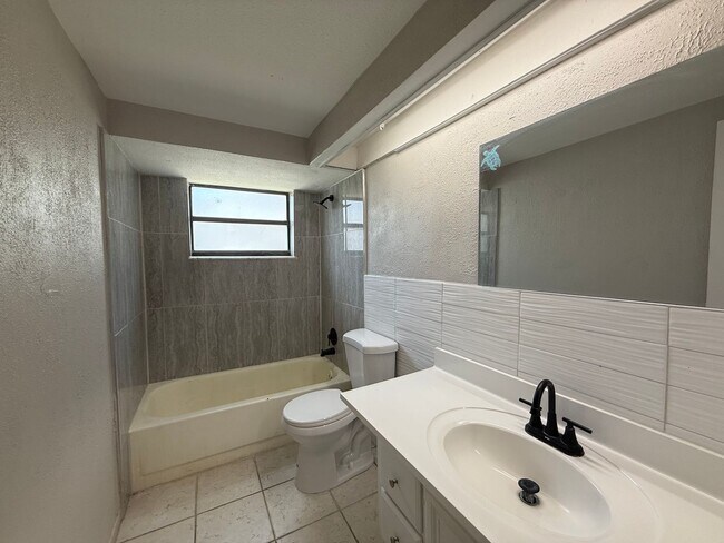 Building Photo - Available Now! Beautiful Single Family Por...