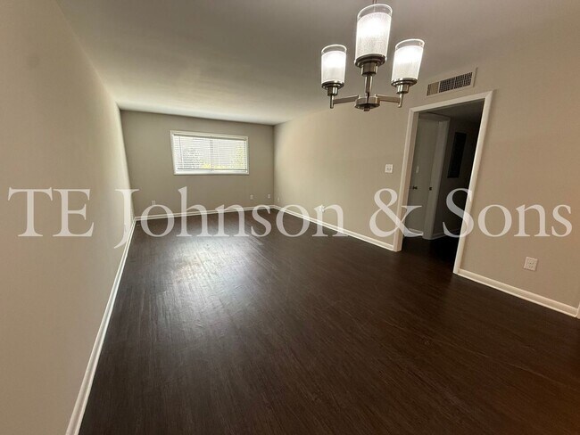 Building Photo - 1 Bedroom Minutes from The School of the Arts!