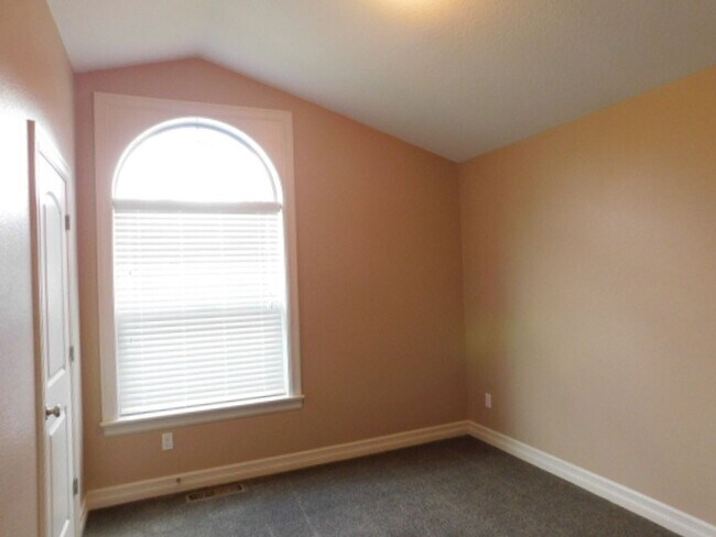 Building Photo - 3Bd/2Ba Single Story House - Available to View!