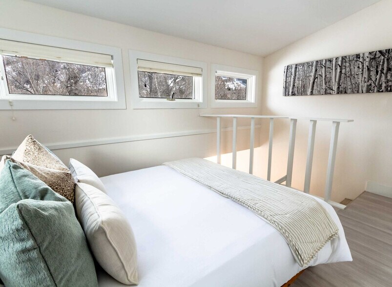 Building Photo - 900 E Hopkins Ave