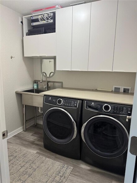 Building Photo - 244 Whispering Oaks Way