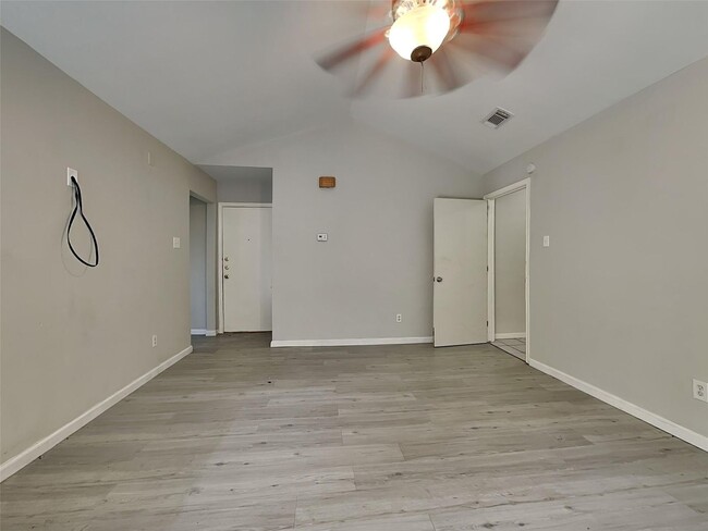 Building Photo - A spacious and move-in ready 3-bedroom, 1....