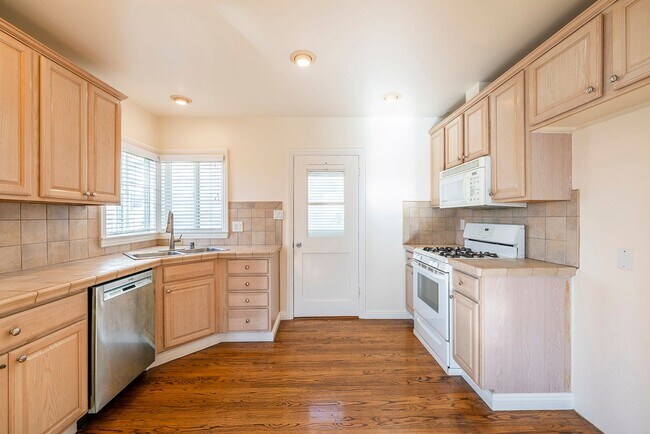 Building Photo - Super Cute 3bed 2 bath home with peek-a-boo ocean view South Redondo